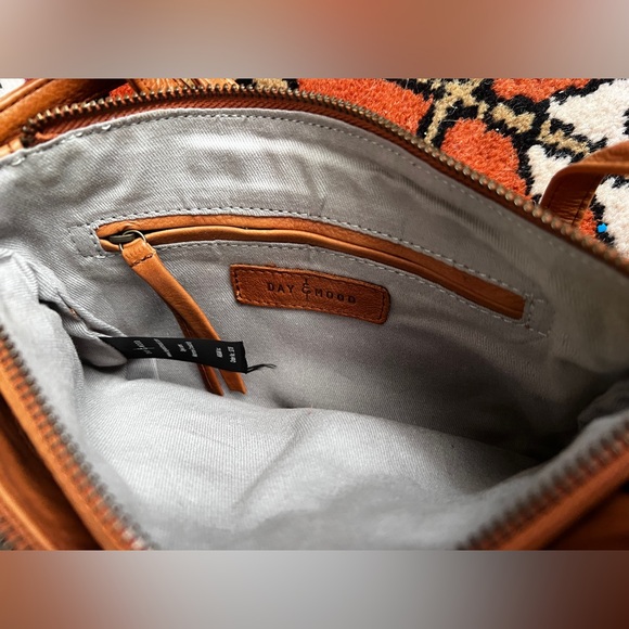 Classic Brown Leather Shoulder Bag with Ruched Detailing - Picture 5 of 9